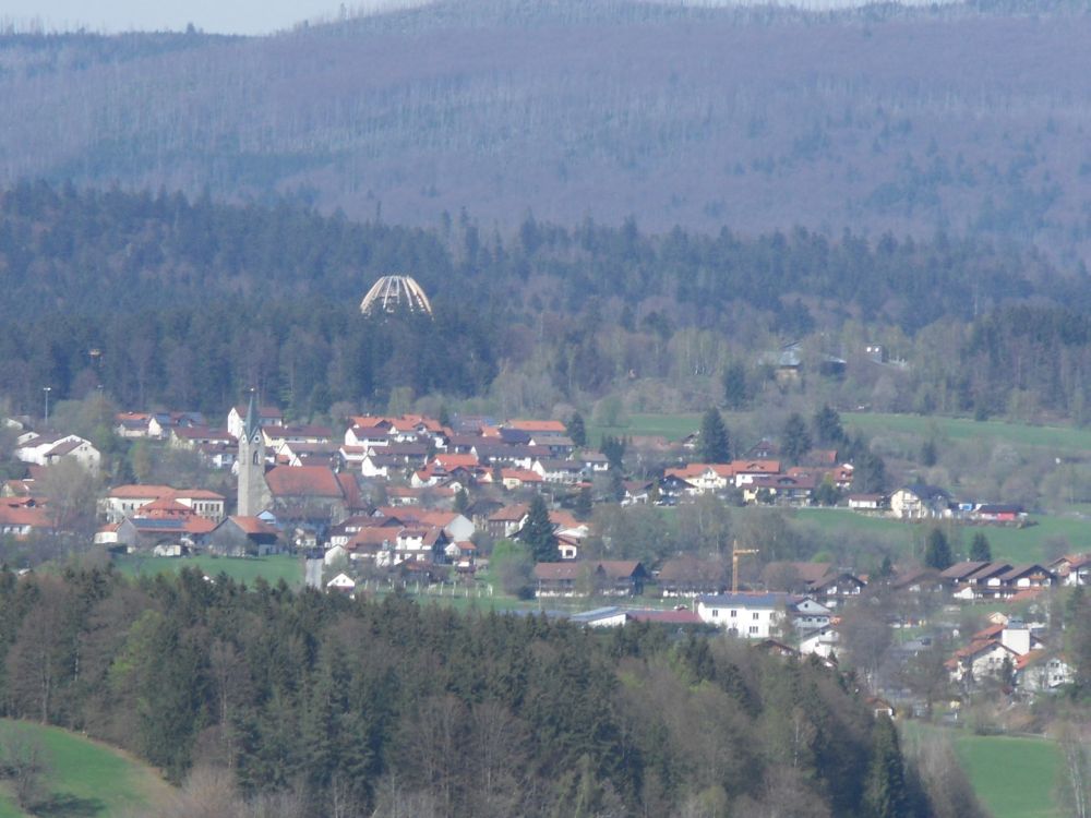 Blick auf Neuschönau mit dem Waldwipfelpfad und Baum-Ei beim Hans-Eisenmann-Haus