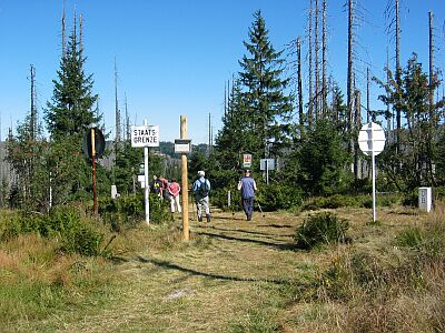 an der Grenze bei den blauen Säulen
