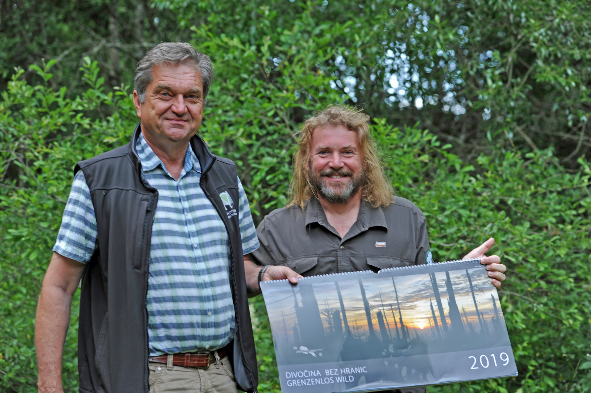 Freuen sich über die gelungene Neuauflage des Kalenders: Nationalparkleiter Franz Leibl (links) und Nationalparkdirektor Pavel Hubený. (Foto: Hans Kiener/Nationalparkverwaltung Bayerischer Wald). 