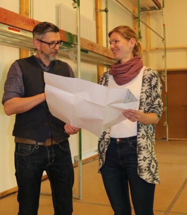 Hier soll die Waldwerkstatt entstehen: Christian Binder und Lisa Ornezeder besichtigen die Baustelle im Obergeschoss des Hans-Eisenmann-Hauses (Foto: Annette Nigl/Nationalpark Bayersicher Wald)