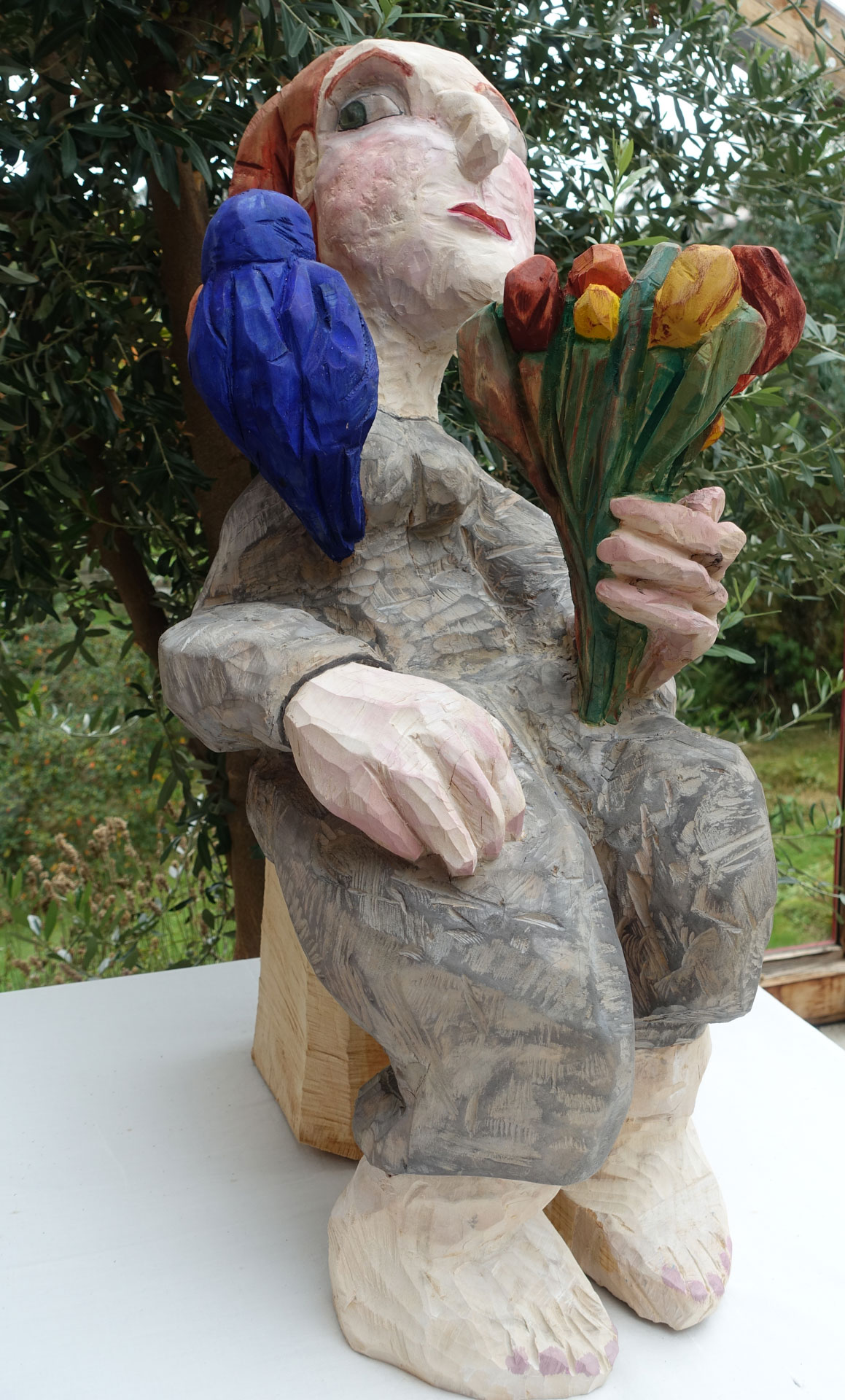 Holzfiguren und Bilder im Dialog