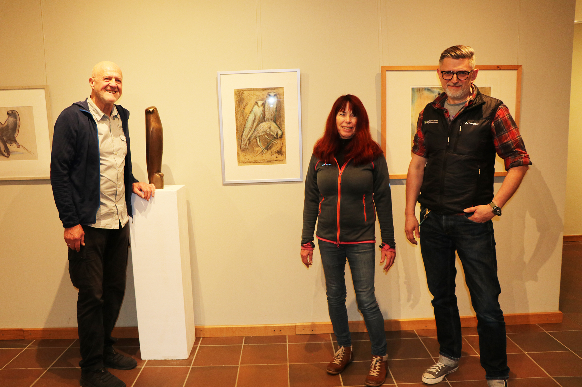  Freuen sich über die gelungene Ausstellung „Wilde Tiere – wilde Natur“: Hans-Georg Theuerjahr (v.l.), seine Frau Petra und Christian Binder, Leiter vom Waldgeschichtlichen Museum. (Foto: Nationalpark Bayerischer Wald)