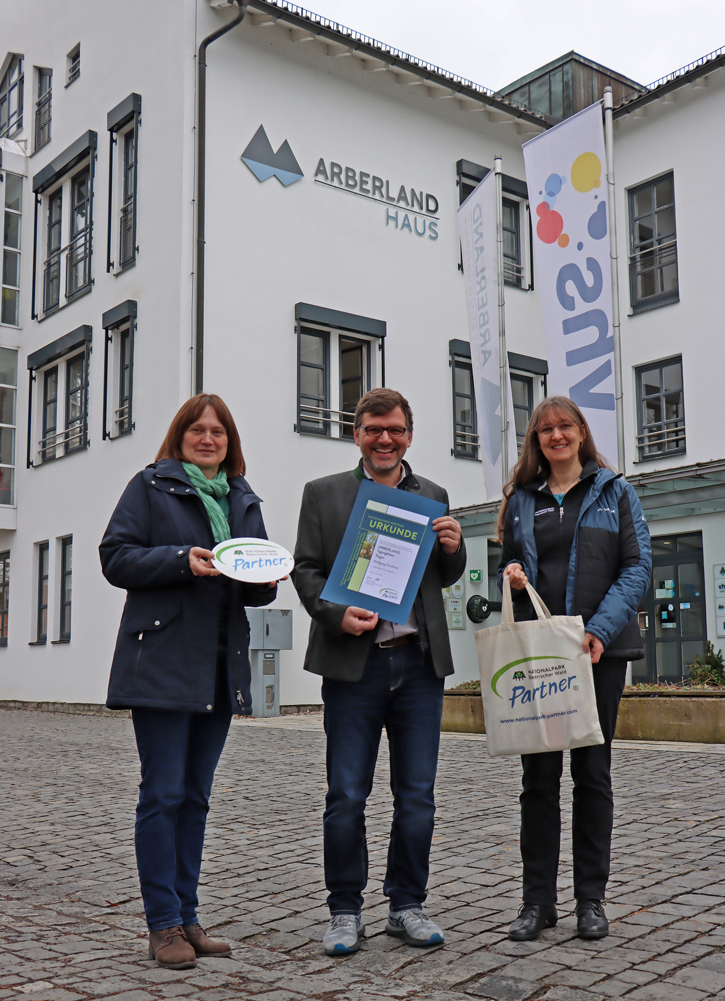  Wolfgang Günthner nahm die Partner-Auszeichnung für das Arberland-Tagungshaus von Elke Ohland (links) und Katrin Wachter entgegen. (Foto: Nationalpark Bayerischer Wald)