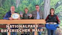 Gratulieren herzlich zum Jubiläums-Urlaub: Jochen Stieglmeier vom Verein der Nationalpark-Partner, Thomas, der die glücklichen Gewinner zog, Daniel Eder, Geschäftsführer der Ferienregion Nationalpark Bayerischer Wald, und Katrin Wachter, Partner-Koordinatorin im Nationalpark. (Foto: Gregor Wolf/Nationalpark Bayerischer Wald)