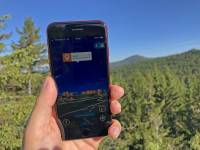 Die Funktion „Virtuelles Panorama“ zeigt Nutzern umliegende Ausflugsziele an, wie hier am Großalmeyerschloß den benachbarten Lusengipfel. (Foto: Gregor Wolf/Nationalpark Bayerischer Wald)