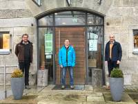 Dr. Franz Leibl, Leiter der Nationalparkverwaltung (l.), und Mauths Bürgermeister Ernst Kandlbinder (r.) wünschten dem neuen Förster Helmut Kustermann einen guten Start in der Nationalparkdienststelle Finsterau. (Foto: Elke Ohland /Nationalpark Bayerischer Wald)