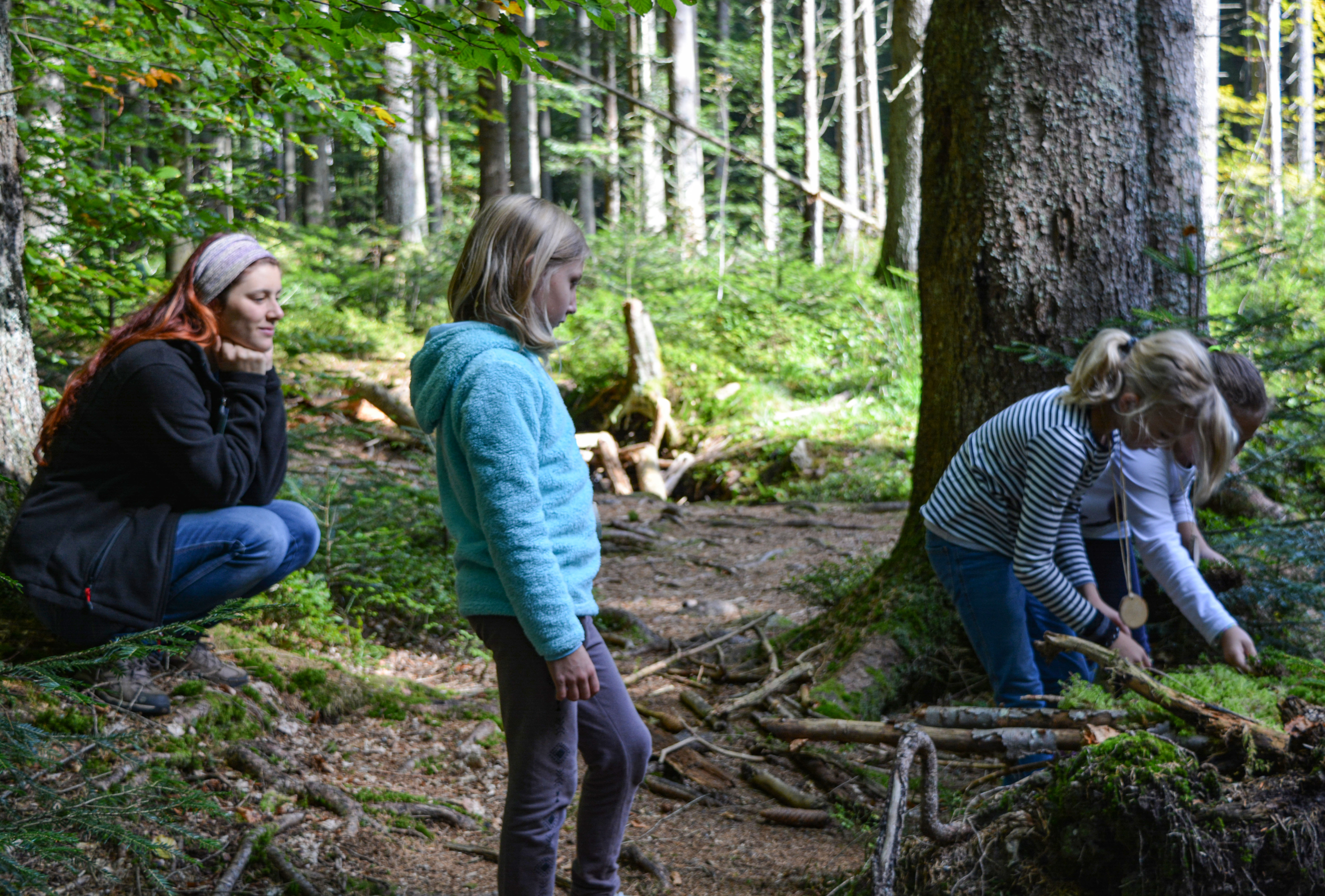 npv_bw_familienfuehrung_im_waldspielgelaende.jpg