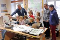 Einmal auf dem Platz des Nationalpark-Leiters sitzen konnten die Kinder, die am Buß- und Bettag mit ihren Eltern in die Verwaltung gekommen sind. Von Dr. Franz Leibl (v.l.) wurden sie begrüßt, danach hatten sich Fabio Kastenhuber und Ruth Goldhahn ein buntes Programm überlegt. (Foto: Annette Nigl / Nationalpark Bayerischer Wald) 