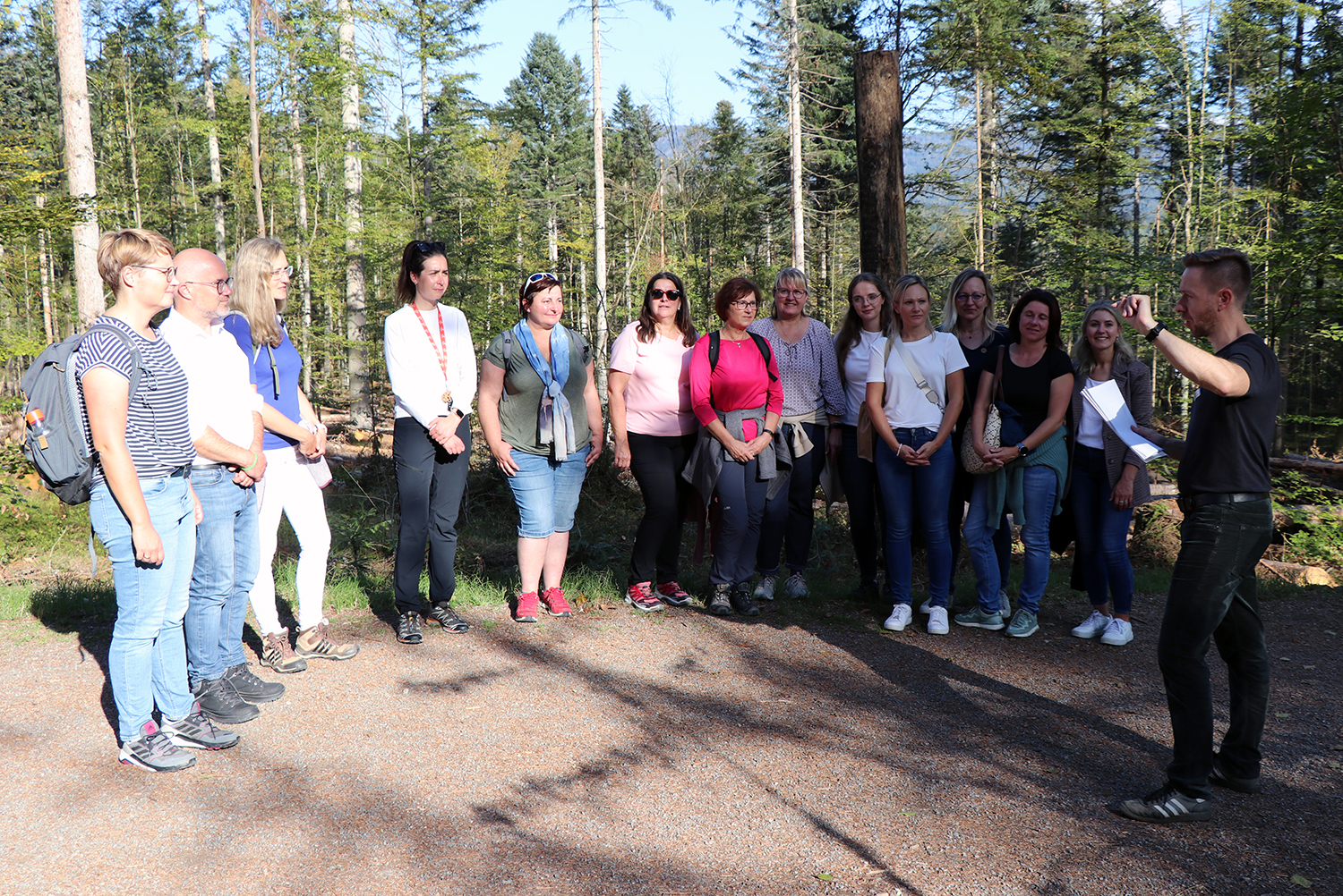 Thomas Michler, Mitarbeiter in der Stabsstelle des Nationalparks Bayerischer Wald (r.), erklärte den Mitarbeiterinnen der Ferienregion Nationalpark Bayerischer Wald um Geschäftsführer Robert Kürzinger (2.v.l.) das Borkenkäfermanagement im Schutzgebiet. Mit dabei war Teresa Schreib (l.), beim Nationalpark zuständig für Tourismus und Regionales Netzwerk. (Foto: Nationalpark Bayerischer Wald))