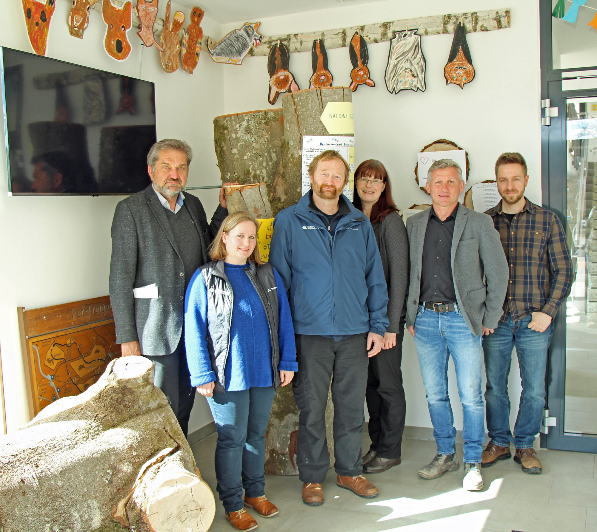 Freuten sich über die tolle Umsetzung der Nationalpark-Ecke: Nationalparkleiter Dr. Franz Leibl (von links), Nicole Graf-Kilger vom Hans-Eisenmann-Haus, Stefan Vießmann vom Servicezentrum Lusen, Schulleiterin Bettina Schopf, Bürgermeister Alfons Schinabeck und Projektkoordinator Thomas Michler. (Foto: Elke Ohland/Nationalpark Bayerischer Wald)
)