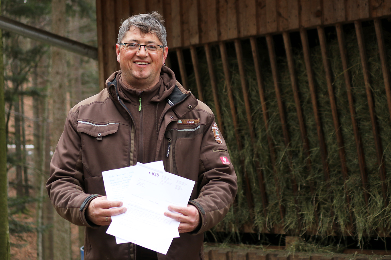 Tierpfleger Andreas Hackl hat im vergangenem Jahr einem unbekannten Leukämiepatienten Stammzellen gespendet. Jetzt hat er einen Dankesbrief erhalten mit der Nachricht, dass der Empfänger auf dem Weg der Besserung ist.  (Foto: Annette Nigl/Nationalpark Bayerischer Wald))