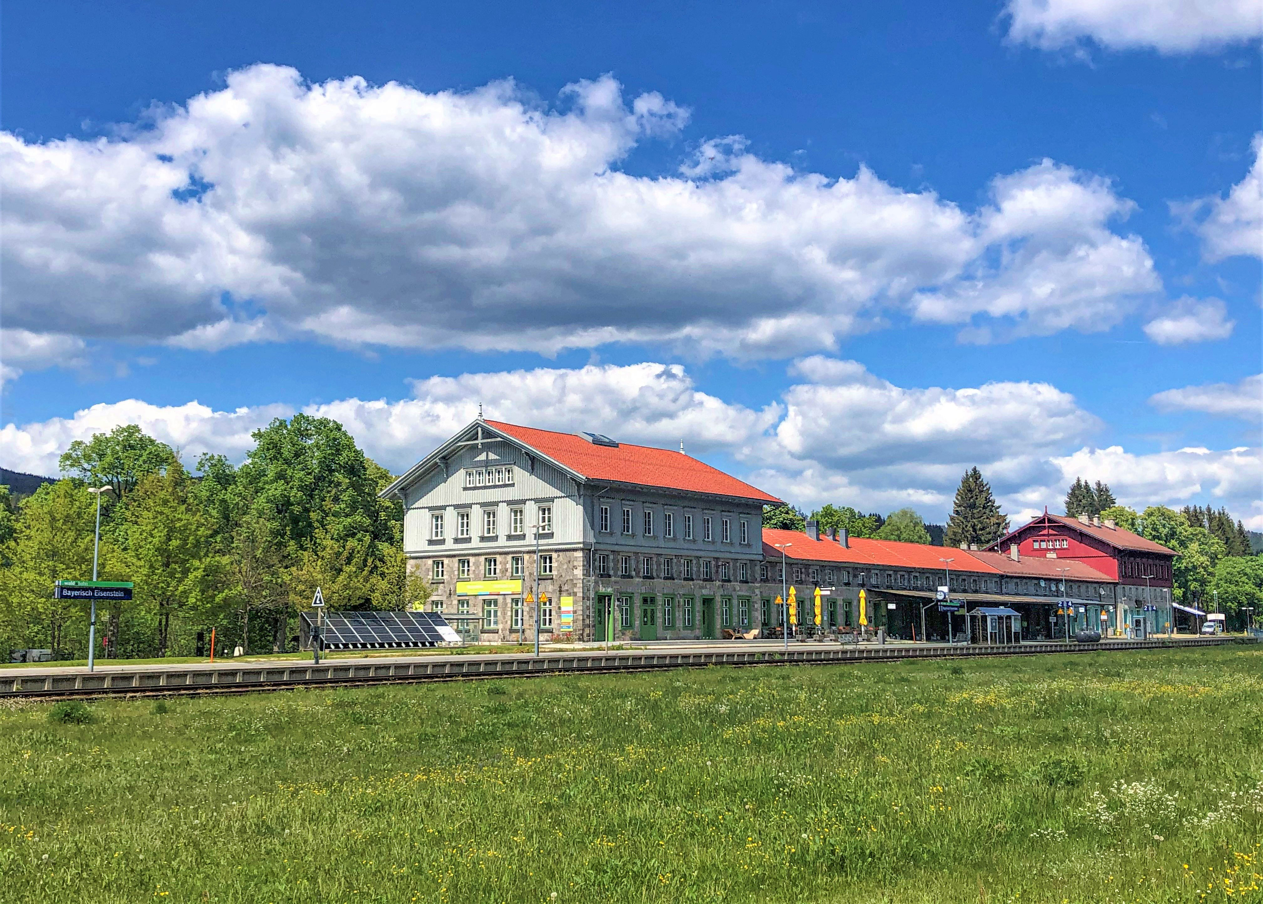 Am Grenzbahnhof Bayerisch Eisentein/Železná Ruda-Alžbětín startet die Führung mit Nationalparkmitarbeiter Pavel Bečka. (Foto: Sandra Schrönghammer/Nationalpark Bayerischer Wald)