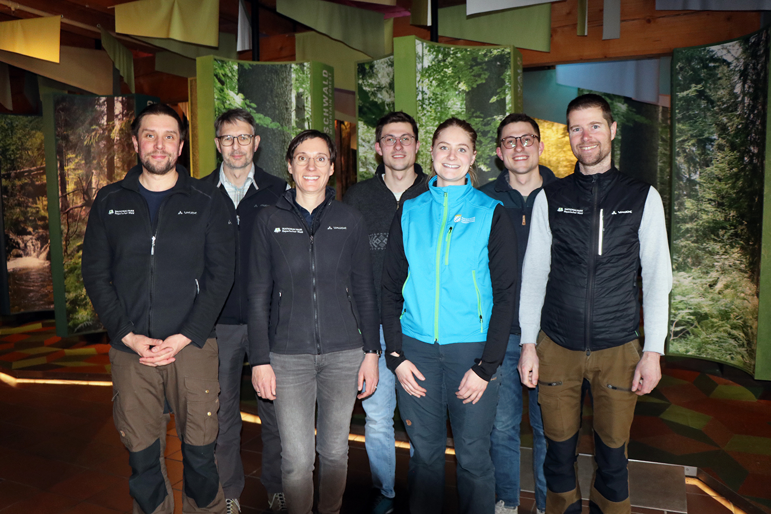 Nationalparkleiterin Ursula Schuster (3.v.l.) mit der neuen Mannschaft des Sachgebiets Wald- und Flächenmanagement: Tobias Friedmann (v.l.), Jochen Linner, Jakob Geiger, Katharina Burgmaier, Vinzent Geiger und Till Clos. (Foto: Annette Nigl / Nationalpark Bayerischer Wald)
