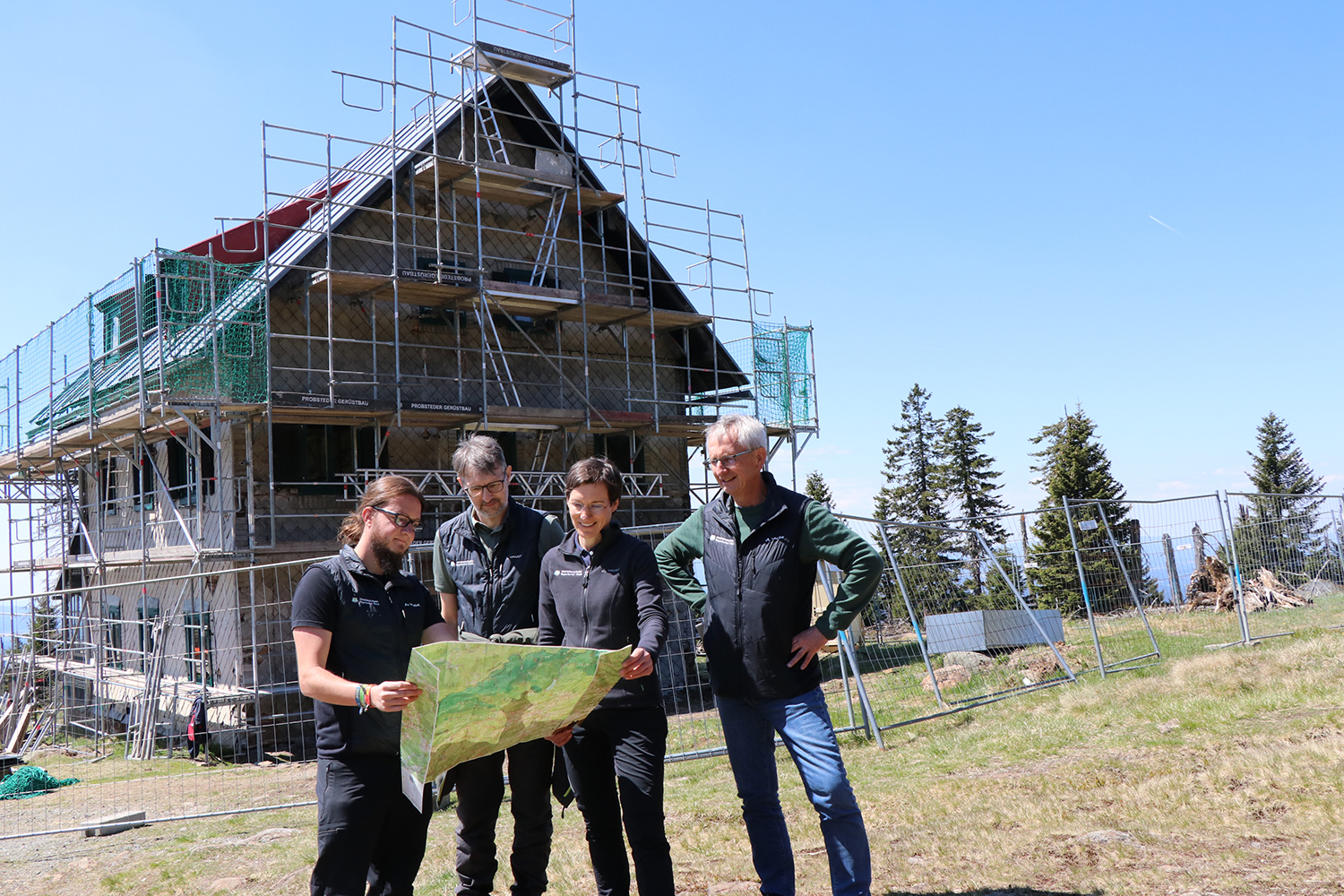 Bei einer Vor-Ort-Besprechung am Waldschmidthaus: Nationalparkleiterin Ursula Schuster mit ihren Kollegen Josef Wanninger (v.r.), Sachgebietsleiter Servicezentren und Bauwesen, Jochen Linner, Sachgebietsleiter Wald- und Flächenmanagement, und Florian Porst, zuständig für das Besuchermanagement. (Foto: Annette Nigl / Nationalpark Bayerischer Wald)