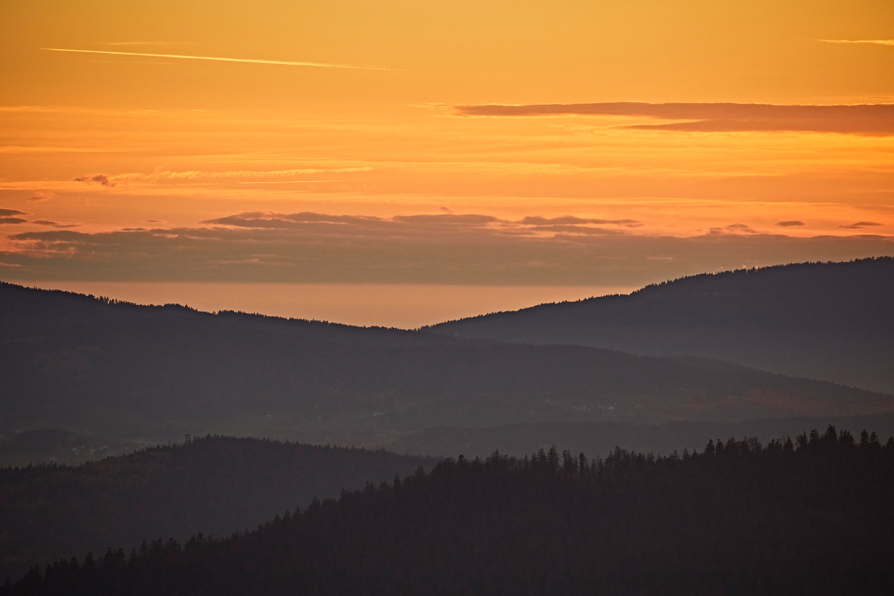 Ein Sonnenuntergang taucht die Nationalparkwälder in ein goldenes Licht. (Foto: Gert Krautbauer/Nationalpark Bayerischer Wald)