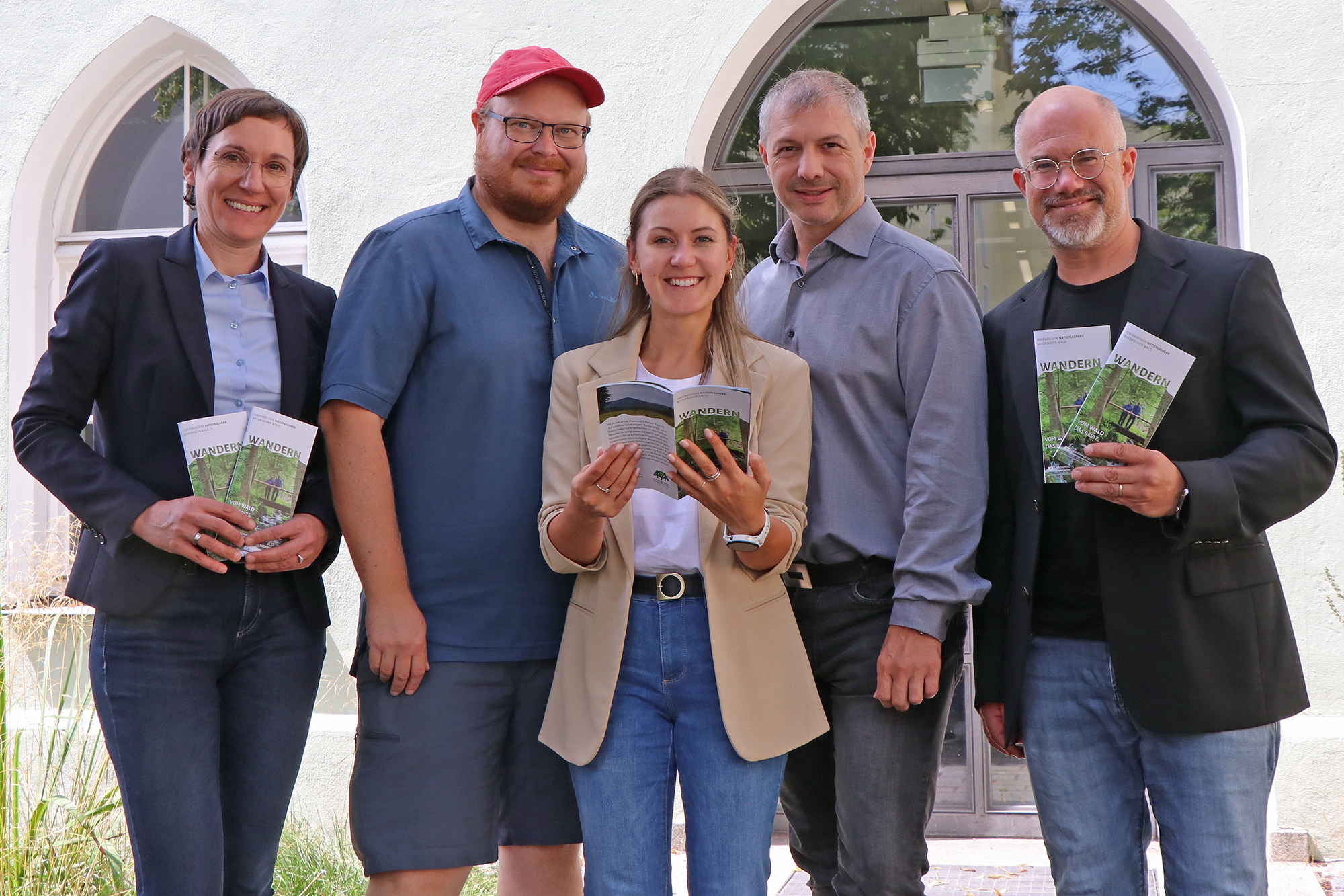 Freuen sich über das erfolgreiche Kooperationsprojekt: Nationalparkleiterin Ursula Schuster (von links), das Koordinierungsteam mit Gregor Wolf, Lisa Schuster und Andreas Stumpp sowie Ferienregion-Geschäftsführer Robert Kürzinger.  (Foto: Annette Nigl / Nationalpark Bayerischer Wald)