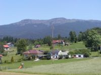 der Klingenbrunner Ortsteil Althütte, dahinter der Rachel