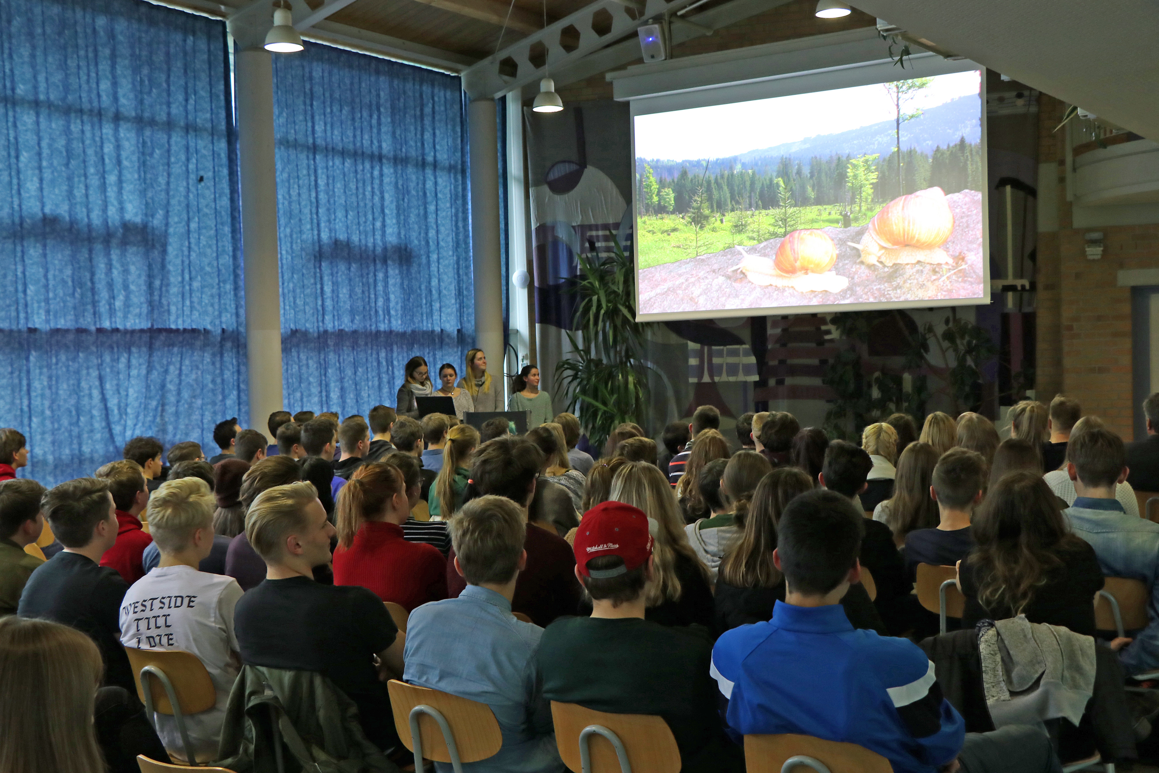 Die Teilnehmer des P-Seminars stellten ihre Videos im Beisein von Lehrerin Jana Aschenbrenner (hinten, 2. von links) sowie Nationalparkleiter Franz Leibl (hinten links) und weiteren Nationalpark-Mitarbeitern vor. (Foto: Gregor Wolf/Nationalpark Bayerischer Wald)