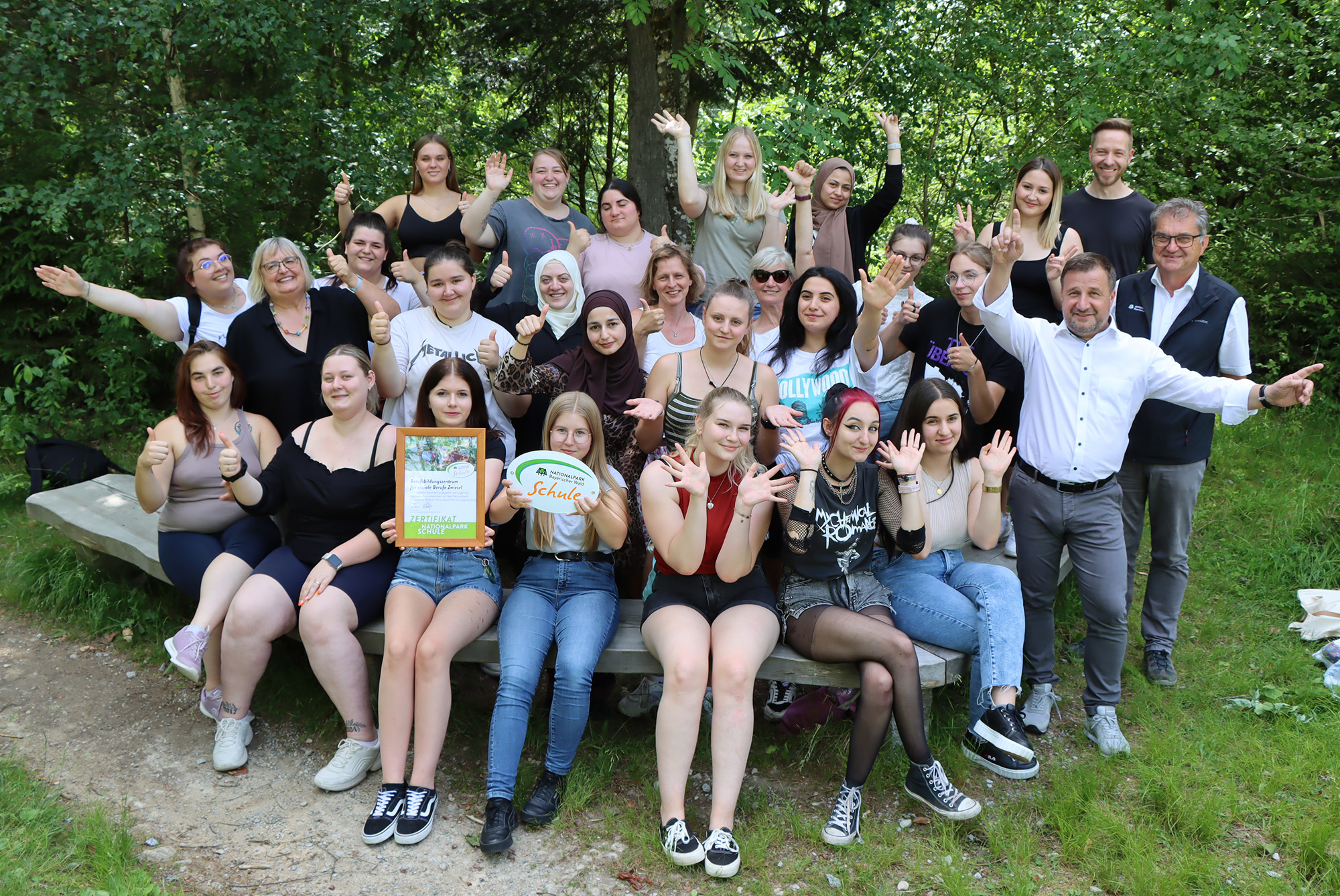 Neben den Vertretern von Schule und Nationalpark sowie Zwiesels Bürgermeister Karl-Heinz Eppinger freuten sich besonders die Schülerinnen und Schüler des Berufsbildungszentrums für soziale Berufe über die Auszeichnung als Nationalparkschule. (Foto: Nationalpark Bayerischer Wald)