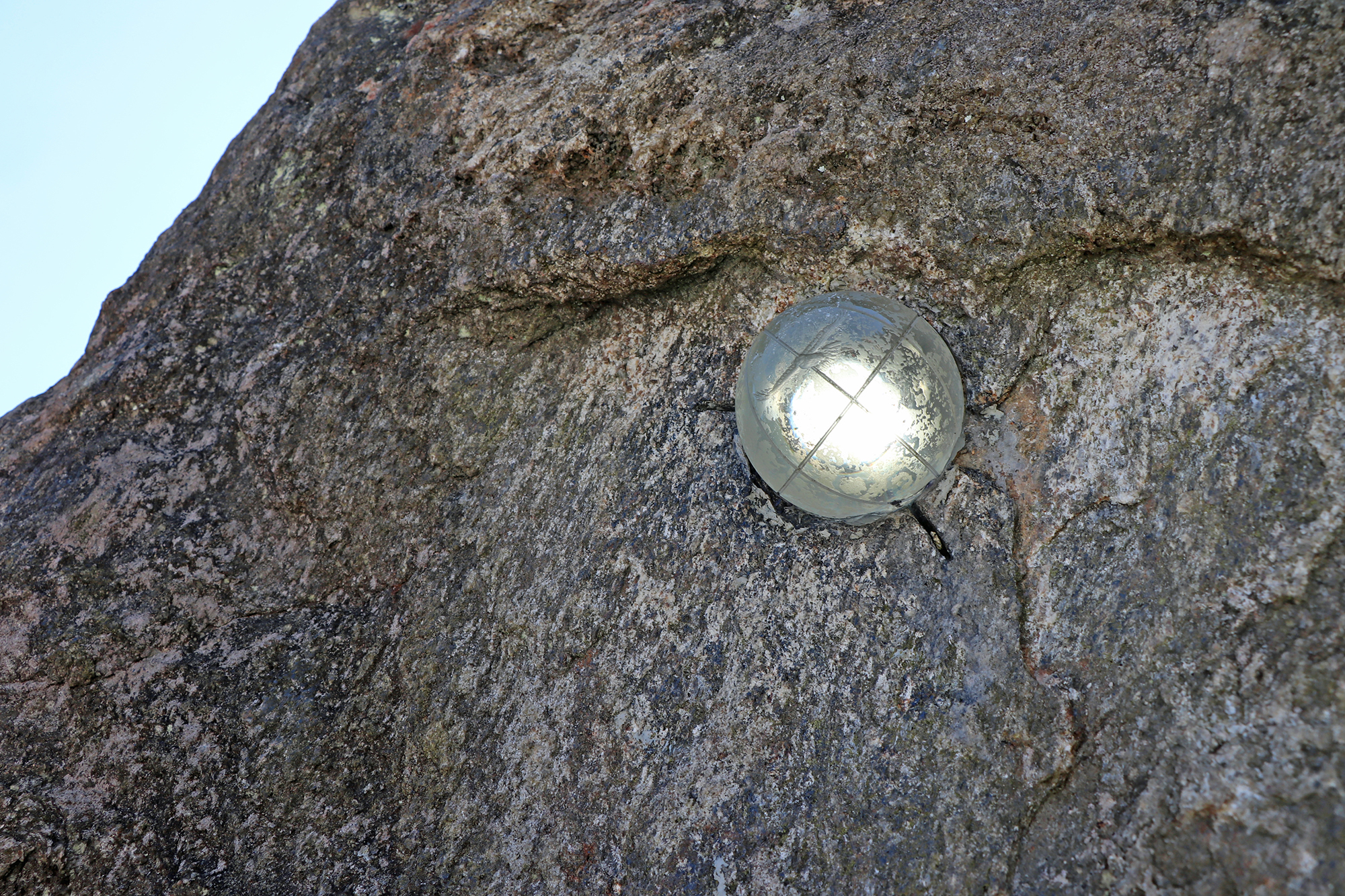 Nur zweimal im Jahr wird die Kristallkugel der Sonnenuhr erleuchtet. (Foto: Nationalpark Bayerischer Wald)