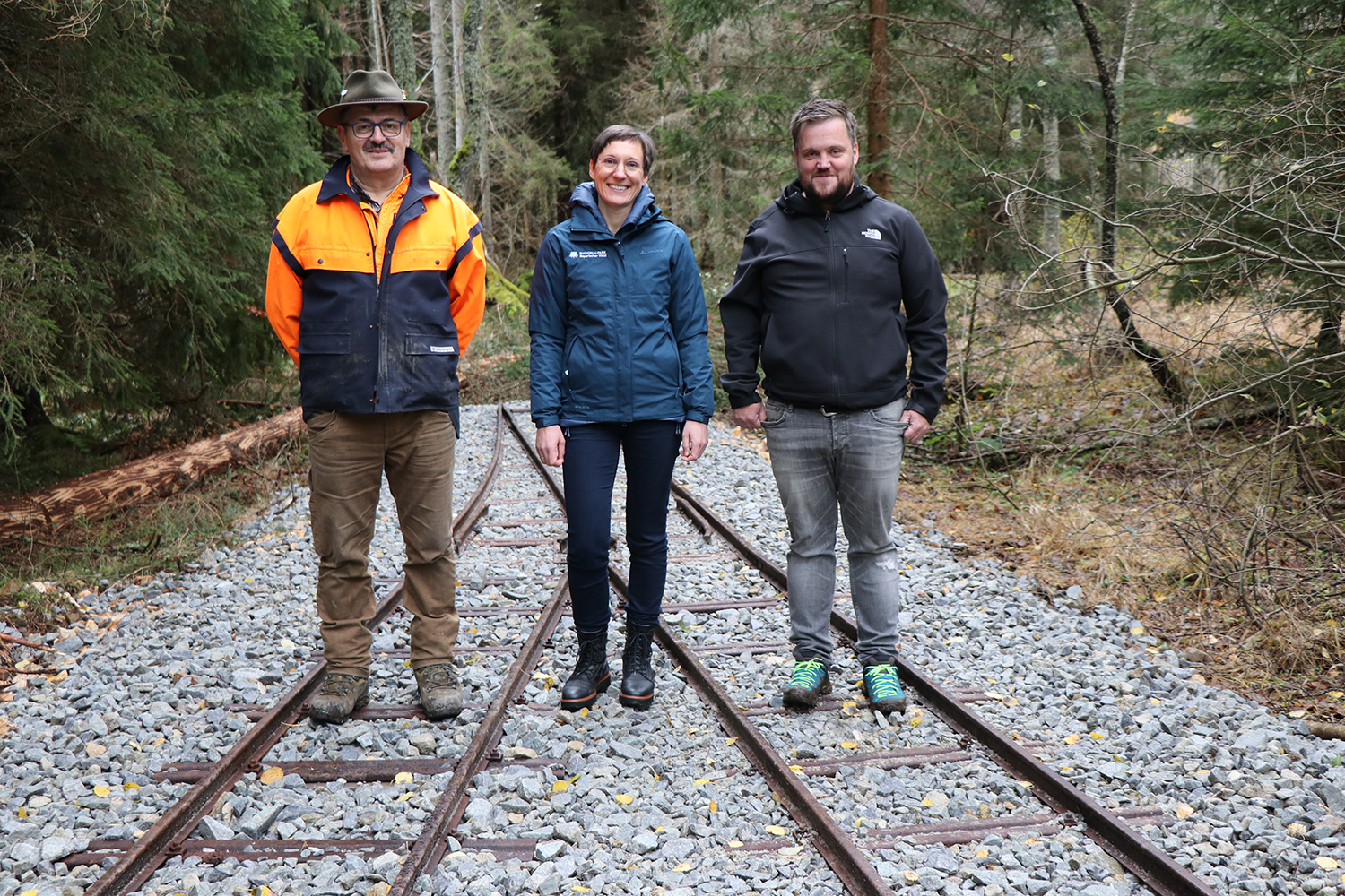 Forstwirtschaftsmeister Ludwig Hilgart (links) zeigte Nationalparkleiterin Ursula Schuster und Heiner Kilger, zweiter Bürgermeister der Gemeinde Mauth, die restaurierten Waldbahngleise. (Foto: Nationalpark Bayerischer Wald)