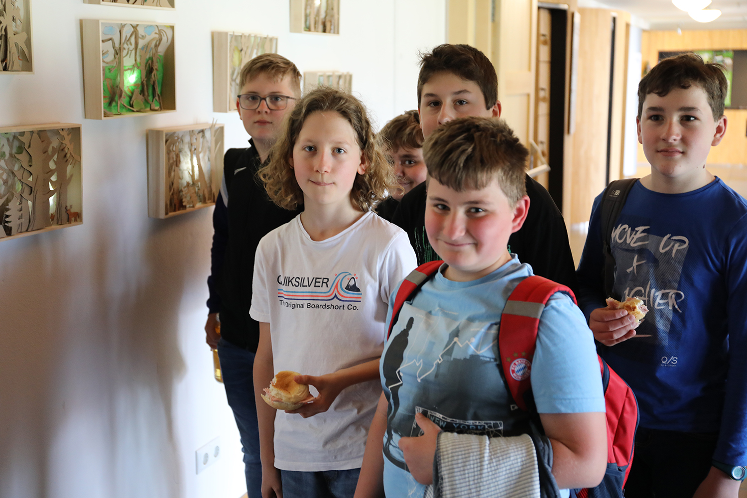 Die Schüler der Realschule Tittling freuen sich, ihre Werke im Waldgeschichtlichen Museum ausstellen zu können. (Foto: Nationalpark Bayerischer Wald)