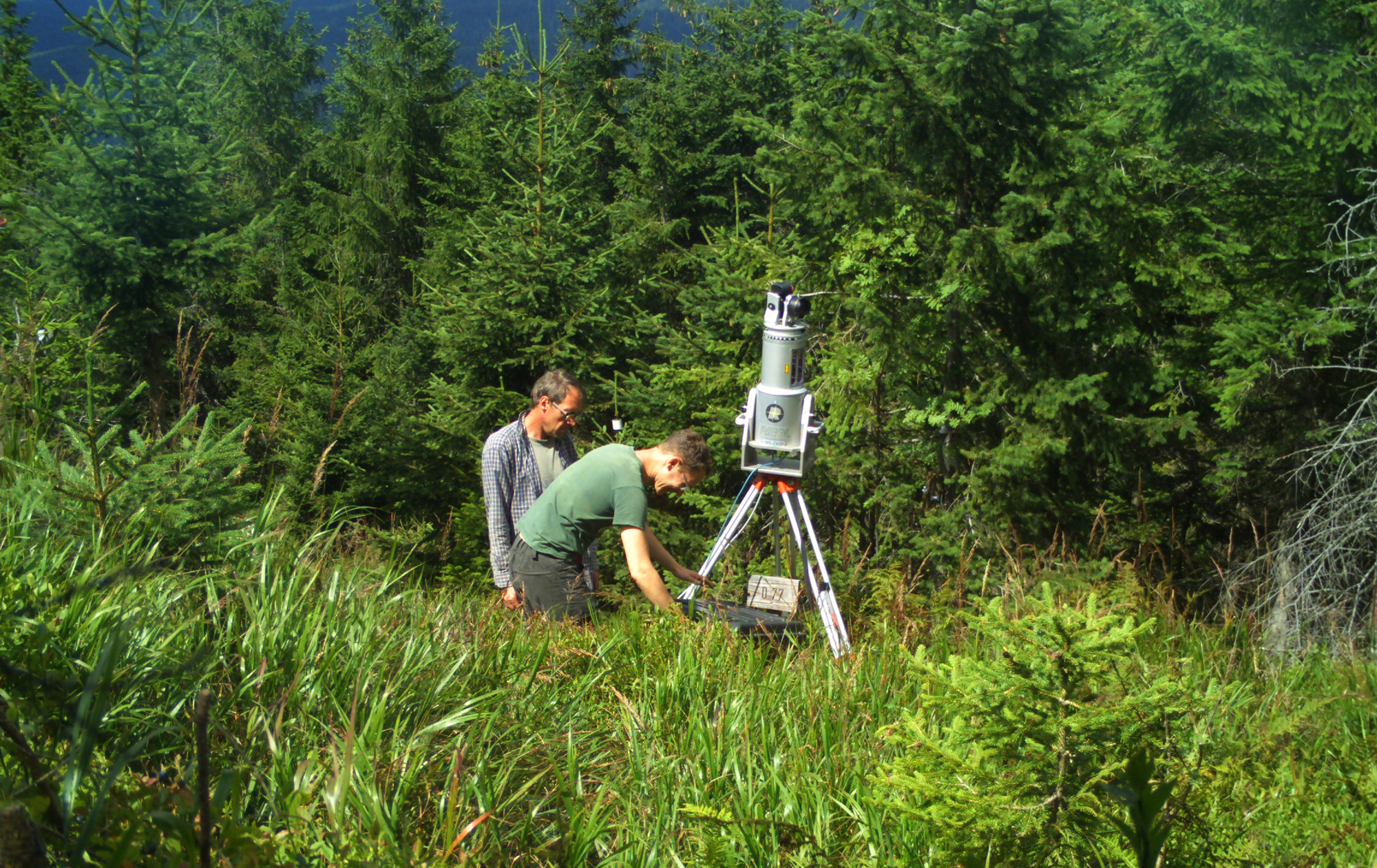 Auf über 50 Standorten im Nationalpark Bayerischer Wald wurden kleine Waldflächen für das Monitoring der Biodiversität zunächst mit Hilfe eines terrestrischen Laserscanners genau vermessen. (Foto: Nationalpark Bayerischer Wald)